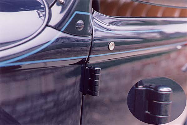The hinge pins were unique to the open models. The hinges were fairly snug but would move freely with the weight of the door. Absolutely no rattles were produced by the hinges.
